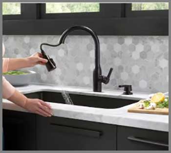 Delta Marca Single-Handle Pull-Down Sprayer Kitchen Faucet
